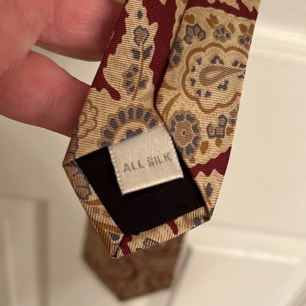 Pierre Cardin Gorgeous Silk Tie with Tan Brown Paisley Print One Size